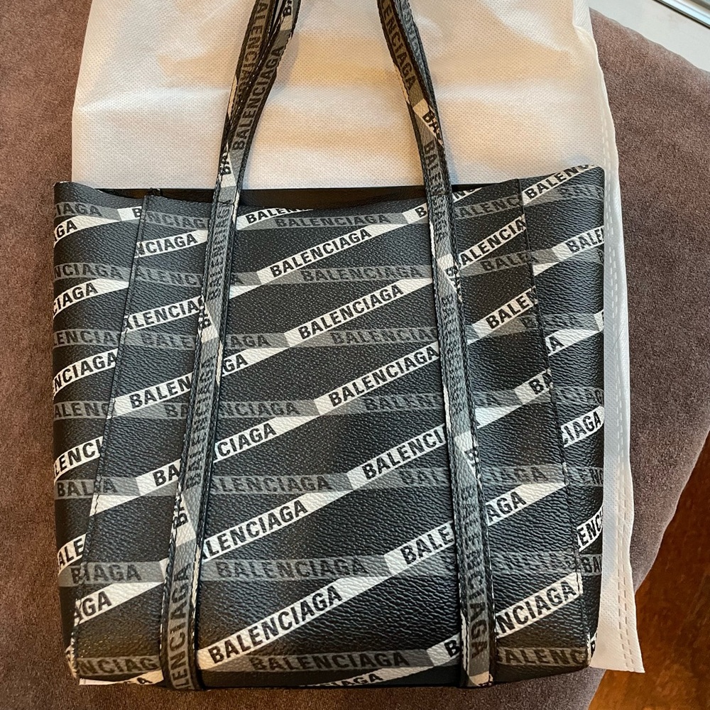 Balenciaga everyday leather tote